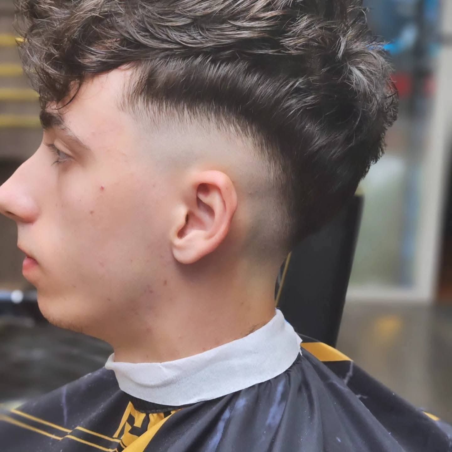Sfumatura pulita con capelli mossi